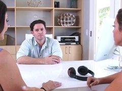 Gros cul, Grosse bite, Gros seins, Sucer une bite, Brunette brune, Éjaculer dans la bouche, Gorge profonde, Plan cul à trois