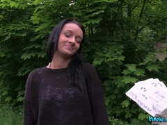 Nana, Sucer une bite, Brunette brune, Éjaculation interne, En levrette, Européenne, De plein air, Public