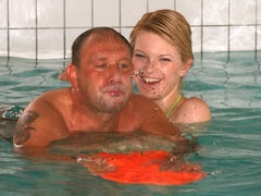 Bikini, Blondine, Handjob, Pool, Rasiert, Sport, Jungendliche (18+), Titten