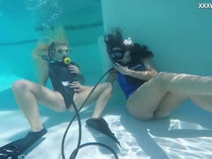 18 jahre, Tussi, Lesbisch, Pool, Öffentlich, Rasiert, Eng, Unter wasser