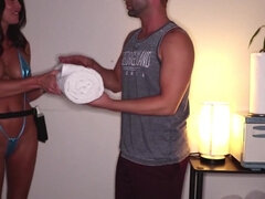 美女, デカパイ, ビキニ, 手コキする, Hd, シゴき, マッサージ, 淫乱熟女