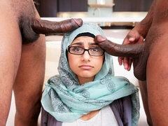 Gros cul, Grosse bite, Gros seins, Sucer une bite, En levrette, Fille latino, Monstre, Plan cul à trois