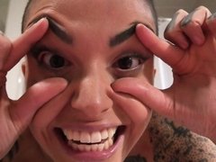 Hondjeshouding, Fetisj, 1 man 2 vrouwen, Handbeurt, Tatoeage, Tiener, Trio, Tieten likken