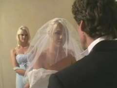 Blondine, Blasen, Doppelpenetration, Aufs gesicht abspritzen, Überraschung, Flotter dreier, Hochzeit