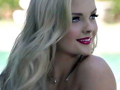 Rubia, Al aire libre, Piscina