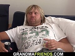 茶髪の, イマラチオ, 手コキする, 淫乱熟女, 母, オージー, 義母, 三人
