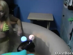 お尻, ビキニ, ブロンド, 茶髪の, 学生寮, グループ, ピアス, プール