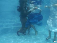 Bekleidet, Kleid, Natürlich, Natürlichen titten, Pool, Satin, Titten, Nass