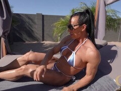 Clitoris grande, Verga grande, Bikini, Británico, Madura, Músculo, Al aire libre, Coño