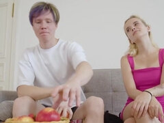 Grote mammen, Blond, Gevangen, Masturbatie, Rijpe lesbienne, Orgasme, Stiefmoeder, Kousen