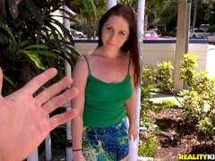 Gros seins, Sucer une bite, Brunette brune, Queue, Robe, Pov, Rasée, Adolescente