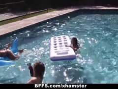 Gros cul, Bikini, Brunette brune, Hd, Embrassement, De plein air, Fête, Piscine