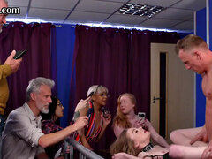 18, 着衣女と全裸男, バック, フェティッシュ, 手コキする, ヒール, 下着, ティーン