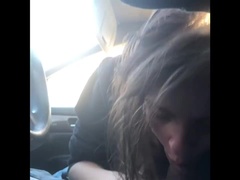 Sucer une bite, Voiture, Éjaculation interne, Gorge profonde, Conversation vulgaire, Interracial, Lesbienne, Public