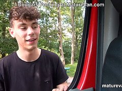 Grote lul, Grote mammen, Auto, Oudere vrouw, Diep in de keel, Masturbatie, Rijpe lesbienne, Hangende tieten