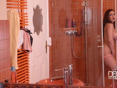 Arsch, Bad, Lingerie, Masturbation, Natürlichen titten, Dusche, Spanisch, Spielzeuge
