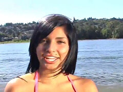 18 jahre, Bikini, Braunhaarige, Öffentlich, Erotischer film, Solo, Sich ausziehen, Scherzbold