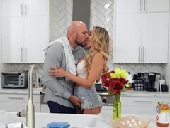 Gros cul, Gros seins, Sucer une bite, Gorge profonde, En levrette, Bite énorme, Mère que j'aimerais baiser, Réalité