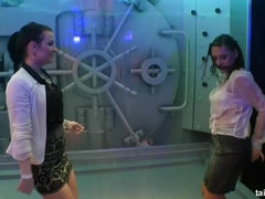 ブロンド, フェラチオ, 衣服着たままセックス, 異人種間, なめる, オージー, ポルノスター, スインガー