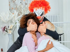 お尻, バイセクシャル, 黒人, ブロンド, フェラチオ, バック, 異人種間, ティーン