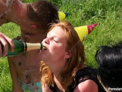 Vestidas, Comida, Grupo, Casero, Lesbiana, Orgía, Al aire libre, Intercambio de parejas