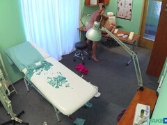 Leie, Blondine, Besamung, Hundestellung, Fingern, Krankenschwester, Büro, Uniform