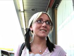 Tussi, Grosser schwanz, Grosse titten, Braunhaarige, Handjob, Hardcore, Milf, Reiten