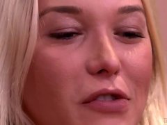 In den arsch, Arschlecken, Blondine, Blasen, Spermaladung, Transfrau