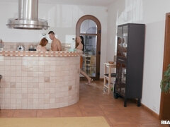 Salle de bains, Gros seins, Éjaculation interne, Face assise, Branlette thaïlandaise, Léchez, Seins naturels, Tatouage