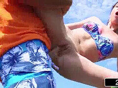 Grosse titten, Blasen, Britisch, Braunhaarige, Schwarz, Europäisch, Jungendliche (18+), Flotter dreier