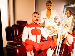 Grote kont, Grote mammen, Blond, Pijpbeurt, Hondjeshouding, Keuken, Moeder die ik wil neuken, Tieten likken