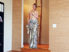 Arsch, Braunhaarige, Kleid, Masturbation, Natürlichen titten, Piercing, Muschi, Tanga