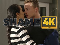 Большие сиськи, Брюнетки, Грудастые, Застукали, Чешки, Зрелые, Натуральные сиськи, Пирсинг