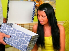 Sucer une bite, Brunette brune, En levrette, Interracial, Seins naturels, Maigrichonne, Adolescente, Nénés