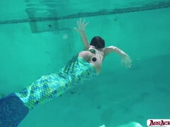 アナル, お尻, 巨大, レズビアン, アウトドア, プール, おもちゃ, 水中