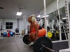 Américain, Blonde, Sucer une bite, Rondelette, En levrette, Faciale, Gym, Collant