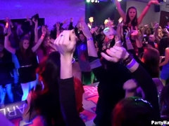 Grosser schwanz, Blondine, Blasen, Braunhaarige, Verrückt, Schwanz, Party, Abendanzug