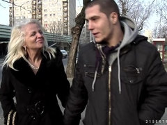 Blondine, Blasen, Oma