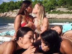 Bikini, Sucer une bite, Tromperie, Groupe, Lesbienne, De plein air, Fête, Nénés