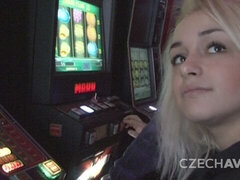 Blondine, Blasen, Handjob, Pov, Öffentlich, Rasiert, Jungendliche (18+), Toilette