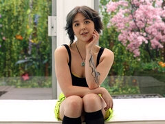 18 ans, Grosse bite, Sucer une bite, Brunette brune, Seins naturels, Cheveux courts, Adolescente, Nénés