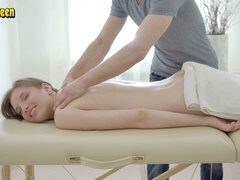 18 ans, Gros cul, Sucer une bite, Brunette brune, En levrette, Seins naturels, Adolescente, Nénés