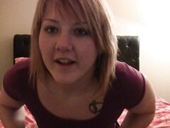 Leie, Schlafzimmer, Grosser arsch, Grosse titten, Fingern, Masturbation, Kurzes haar, Solo