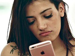 Sucer une bite, Brunette brune, Européenne, Rasée, Gicler, Tatouage, Nénés, Jouets