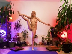 MILF Serene Siren with fake tits gives a yoga lesson