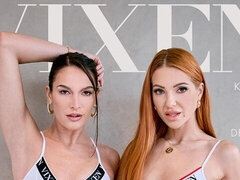 18 ans, Grosse bite, Sucer une bite, 2 femmes 1 homme, Seins naturels, Adolescente, Nénés, Mouillée