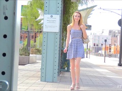 Anal, En gros plan de très près, Dansant, Massage, Masturbation, Public, Solo, Sous la jupe