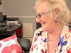 18, デカパイ, イギリス人, 巨乳な, ぽちゃ, 熟年, 喫煙, 妻
