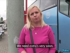 Leie, Hundestellung, Handjob, Geld, Im freien, Pov, Öffentlich, Titten