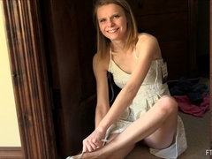 Nahaufnahme, Kleid, Klaffend, Masturbation, Orgasmus, Öffentlich, Jungendliche (18+), Unter dem rock